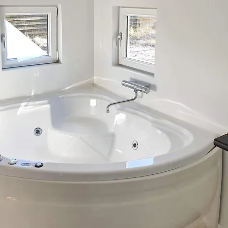 4 Star In Ferienhaus Hals