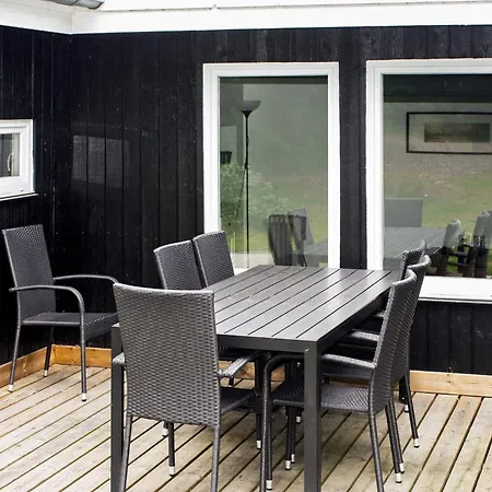 8 Person In Hals-by Traum