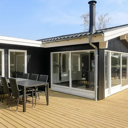 8 Person In Hals-by Traum * Hals