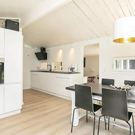 4 Star In Ferienhaus Hals