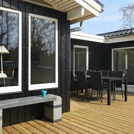 8 Person In Hals-by Traum *