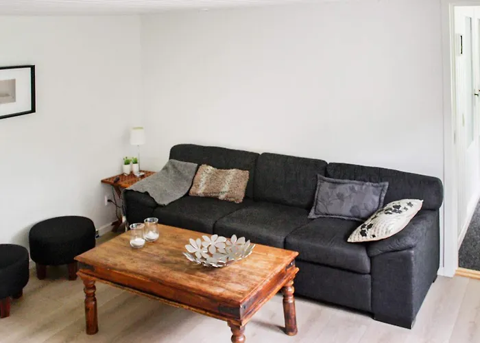 8 Person In Hals-by Traum * Hals