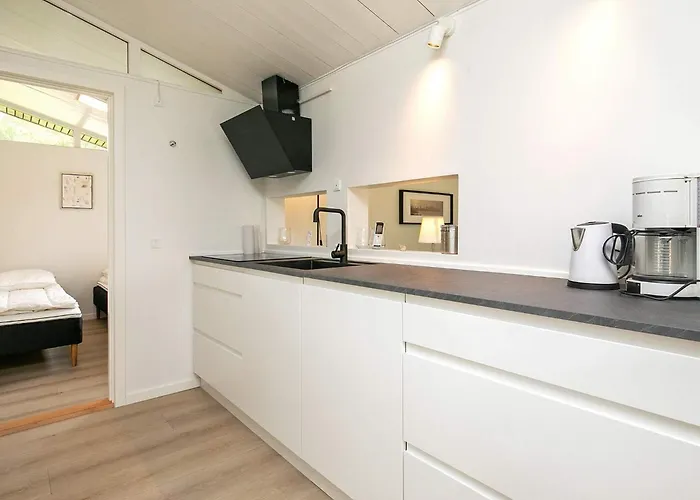 8 Person In Hals-by Traum *