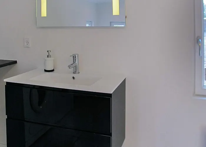 8 Person In Hals-by Traum * Hals