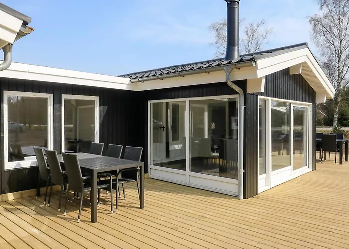 8 Person In Hals-by Traum * Hals