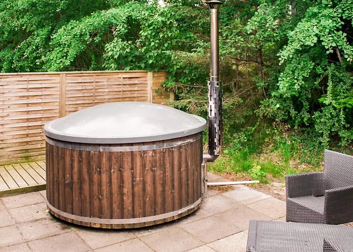 8 Person In Hals-by Traum *