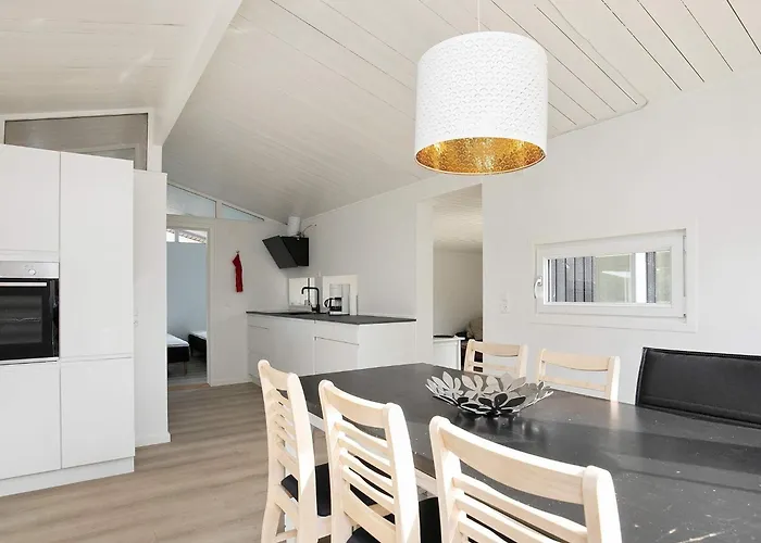 8 Person In Hals-by Traum Hals