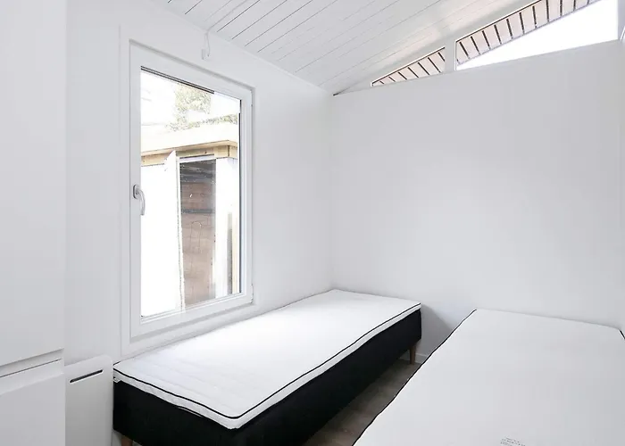 8 Person In Hals-by Traum * Hals